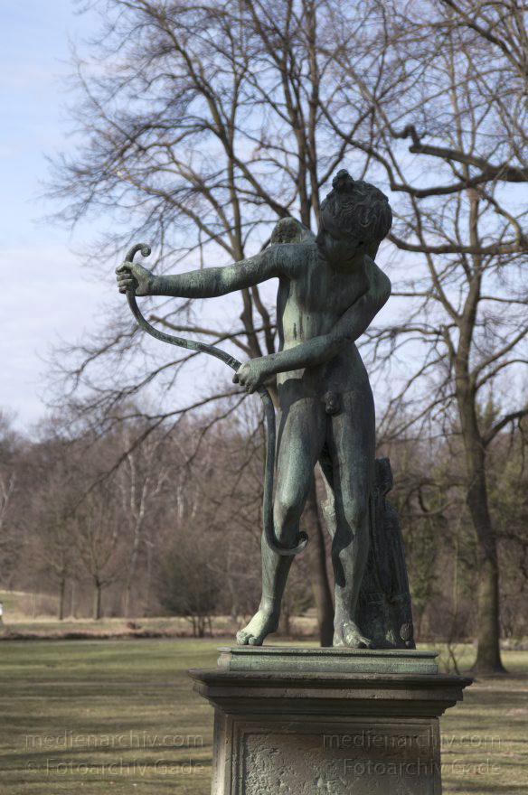 Berlin. Charlottenburg. Schlosspark. Bronzestatuen
4. 3. 2012. Berlin. Charlottenburg. Schlosspark. Bronzestatuen
Schlüsselwörter: Berlin;Bronze;Bronzestatue;Charlottenburg;Deutschland;Germany;Schlosspark;2012;Statue