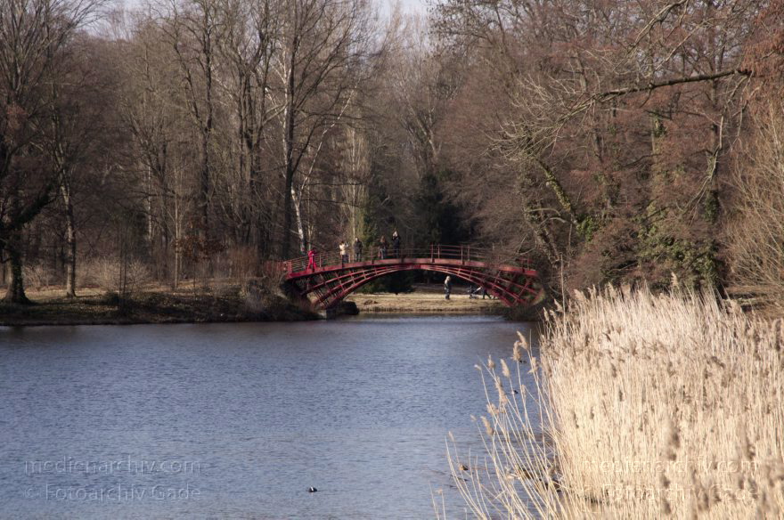 Berlin. Charlottenburg. Schlosspark. Karpfenteich. Brücke
4. 3. 2012. Berlin. Charlottenburg. Schlosspark. Karpfenteich. Brücke
Schlüsselwörter: Berlin;Brücke;Charlottenburg;Deutschland;Germany;Karpfenteich;2012;Schlosspark