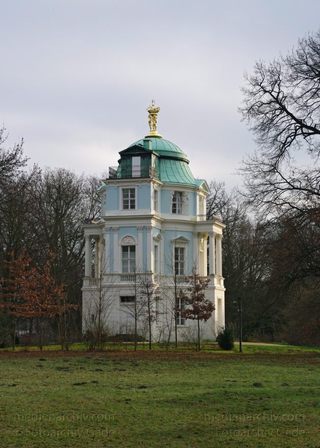 Berlin. Charlottenburg. Schlosspark. Belvedere
13. 12. 2009. Berlin. Charlottenburg. Schlosspark. Belvedere. Ursprünglich ein Teehaus und Aussichtsturm im nordöstlichen Teil des Parks.
Schlüsselwörter: Belvedere;Berlin;Charlottenburg;Deutschland;Germany;2009;Schlosspark