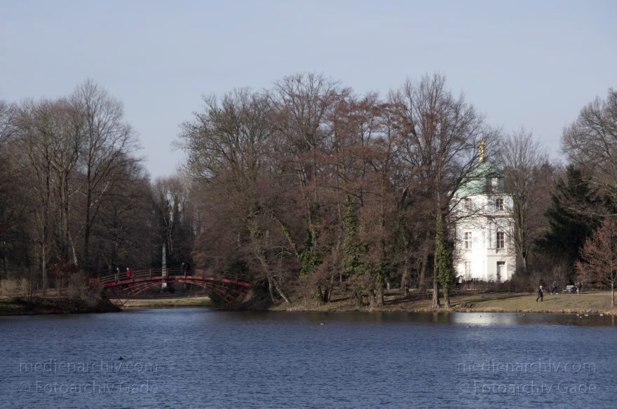 Berlin. Charlottenburg. Schlosspark
4. 3. 2012. Berlin. Charlottenburg. Schlosspark. Karpfenteich. Brücke. Belvedere
Schlüsselwörter: Belvedere;Berlin;Brücke;Charlottenburg;Deutschland;Germany;Karpfenteich;2012;Schlosspark