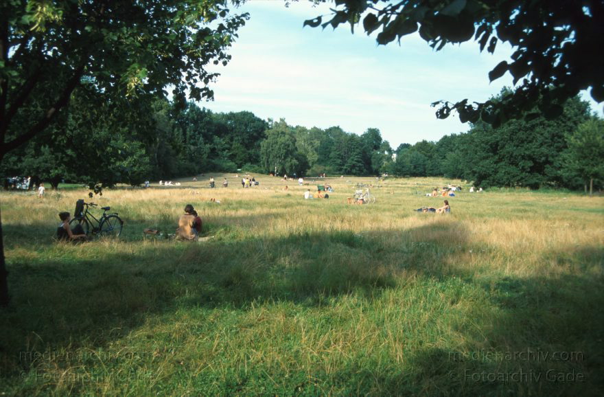 Berlin. Charlottenburg. Schlosspark
August 1996. Deutschland. Berlin. Charlottenburg. Schloss Charlottenburg. Die Schlossparkwiesen sind beliebte Sonnenplaetze.
Schlüsselwörter: Berlin;Charlottenburg;Deutschland;Germany;Park;1996;Schloss