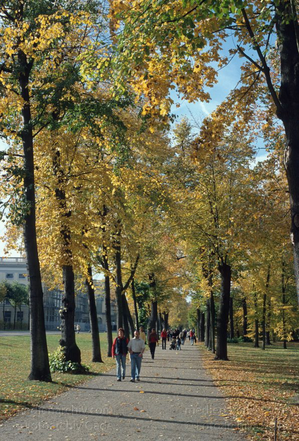 Berlin. Schlosspark. Schloss Charlottenburg. Herbst
Oktober 2004. Berlin. Charlottenburg. Schlosspark. Schloss Charlottenburg. Herbstaufnahmen.
Schlüsselwörter: Berlin;Charlottenburg;Deutschland;Germany;Schloss Charlottenburg;2004;Schloßpark
