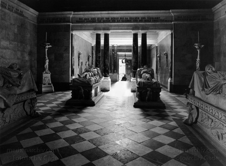 Berlin. Charlottenburg. Schlosspark Charlottenburg. Mausoleum
Deutschland. Berlin. Charlottenburg. Mausoleum. April 1991
Schlüsselwörter: Berlin;Charlottenburg;Deutschland;Germany;Mausoleum;1991;Schlosspark