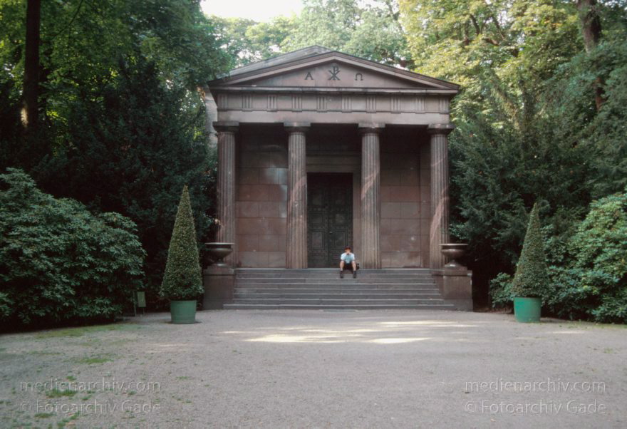 Berlin. Charlottenburg. Schlosspark Charlottenburg. Mausoleum
August 1996. Deutschland. Berlin. Charlottenburg. Schloss Charlottenburg. Mausoleum im Schlosspark
Schlüsselwörter: Berlin;Charlottenburg;Deutschland;Germany;Mausoleum;Park;Schloss;1996;Schlosspark