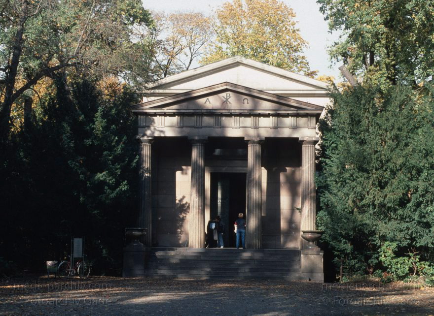 Berlin. Charlottenburg. Schlosspark Charlottenburg. Mausoleum
Oktober 2004. Berlin. Charlottenburg. Schlosspark. Schloss Charlottenburg. Herbstaufnahmen.Mausoleum
Schlüsselwörter: Berlin;Charlottenburg;Deutschland;Germany;Mausoleum;Schloss Charlottenburg;Schlosspark;2004;Schloßpark