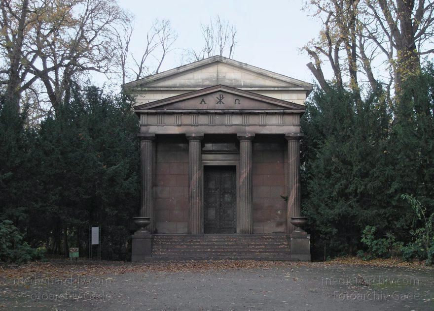 Berlin. Charlottenburg. Schlosspark Charlottenburg. Mausoleum
21. 11. 2004. Berlin Charlottenburg. Schlosspark beim Schloss Charlottenburg. Herbst. Mausoleum
Schlüsselwörter: Berlin;Charlottenburg;Deutschland;Germany;Herbst;Mausoleum;Schlosspark;2004;Schloßpark