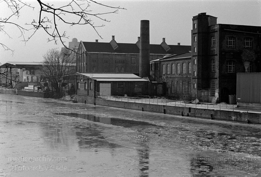 Berlin. Charlottenburg. Spree. Winter. Eis
30. 12. 1995. Berlin Charlottenburg. Fluss Spree. Winter. Eis
Schlüsselwörter: Berlin;Charlottenburg;Deutschland;Eis;Fluss;Germany;1995;Spree