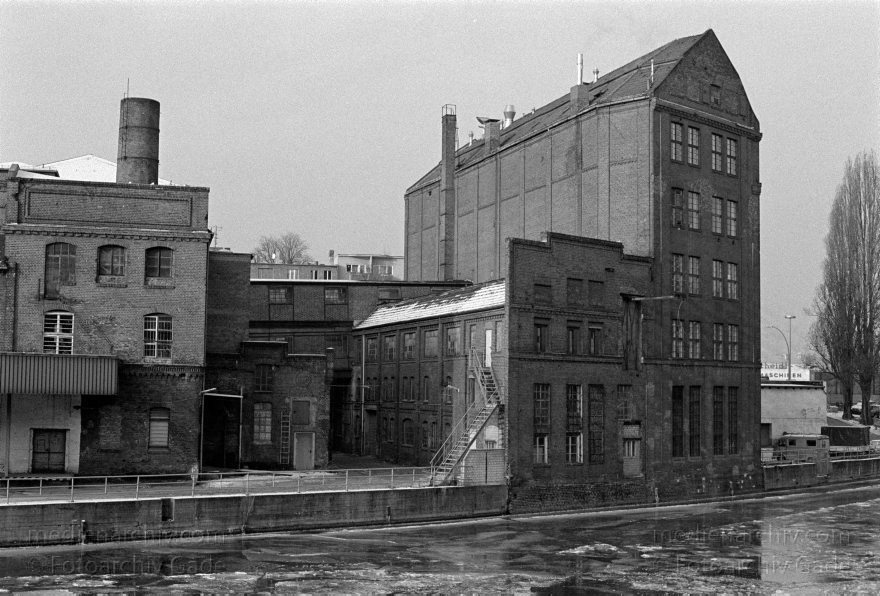 Berlin. Charlottenburg. Spree. Winter. Eis
30. 12. 1995. Berlin Charlottenburg. Fluss Spree. Winter. Eis
Schlüsselwörter: Berlin;Charlottenburg;Deutschland;Eis;Fluss;Germany;1995;Spree