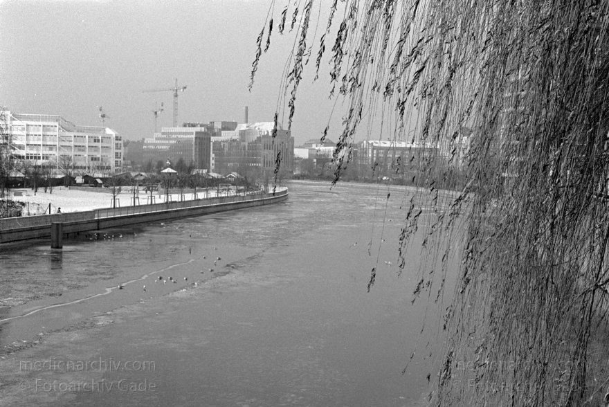 Berlin. Charlottenburg. Spree. Winter. Eis
30. 12. 1995. Berlin Charlottenburg. Fluss Spree. Winter. Eis
Schlüsselwörter: Berlin;Charlottenburg;Deutschland;Eis;Fluss;Germany;1995;Spree