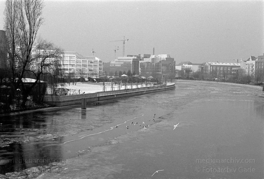 Berlin. Charlottenburg. Spree. Winter. Eis
30. 12. 1995. Berlin Charlottenburg. Fluss Spree. Winter. Eis
Schlüsselwörter: Berlin;Charlottenburg;Deutschland;Eis;Fluss;Germany;1995;Spree