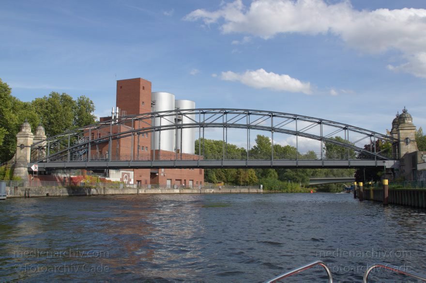 Berlin. Charlottenburg. Spree. Kraftwerk Charlottenburg
25. 9. 2012. Berlin. Charlottenburg. Fluss Spree. Kraftwerk Charlottenburg. Strom. Energie. Brücke Siemenssteig
Schlüsselwörter: Berlin;Brücke;Charlottenburg;Deutschland;Energie;Fluss;Germany;Kraftwerk;Kraftwerk Charlottenburg;Siemenssteig;Spree;2012;Strom