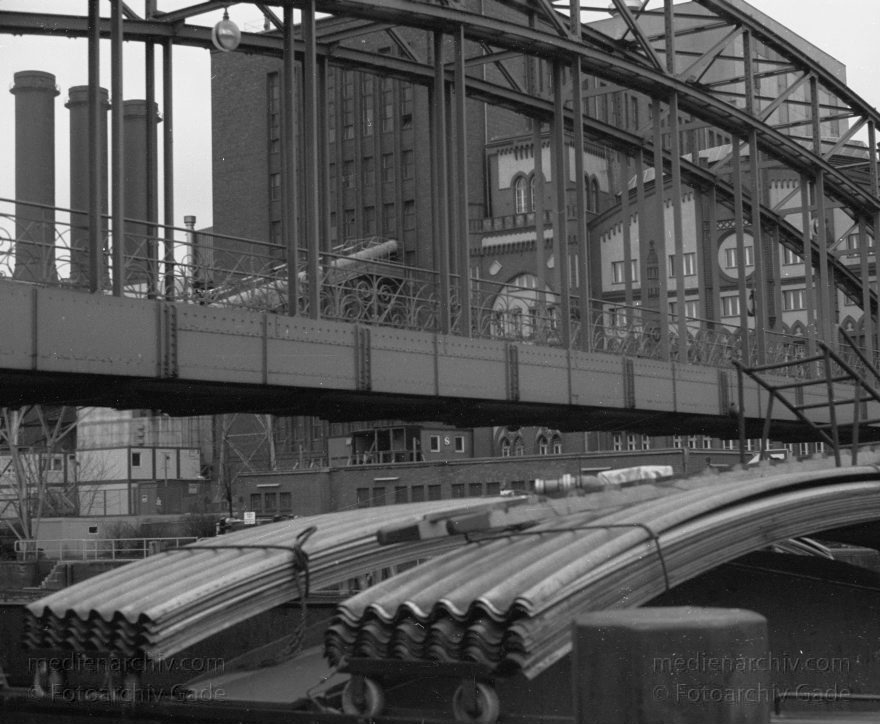 Berlin. Beim Kraftwerk Charlottenburg an der Spree (Siemenssteig. Am Spreebord. Iburger Ufer)
29. 8. 1987. Berlin. Charlottenburg. beim Kraftwerk Charlottenburg an der Spree (Siemenssteig. Am Spreebord. Iburger Ufer)
Schlüsselwörter: Berlin;Binnenschiffe;Charlottenburg;Deutschland;Germany;Kraftwerk;Siemenssteg;1987;Spree