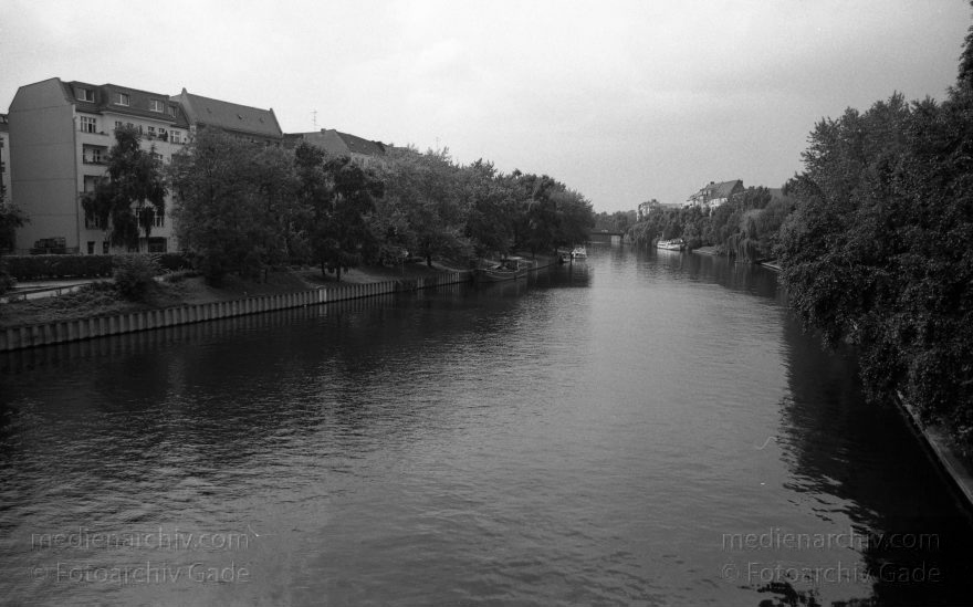 Berlin. Charlottenburg
19. 8. 1996. Berlin. Charlottenburg
Schlüsselwörter: Berlin;Charlottenburg;Deutschland;Fluss;Germany;1996;Spree