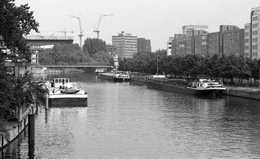 Berlin. Charlottenburg. Spree. Binnenschiffe
19. 8. 1996. Berlin. Charlottenburg. Fluss Spree. Binnenschiffe
Schlüsselwörter: Berlin;Binnenschiffe;Charlottenburg;Deutschland;Fluss;Germany;1996;Spree