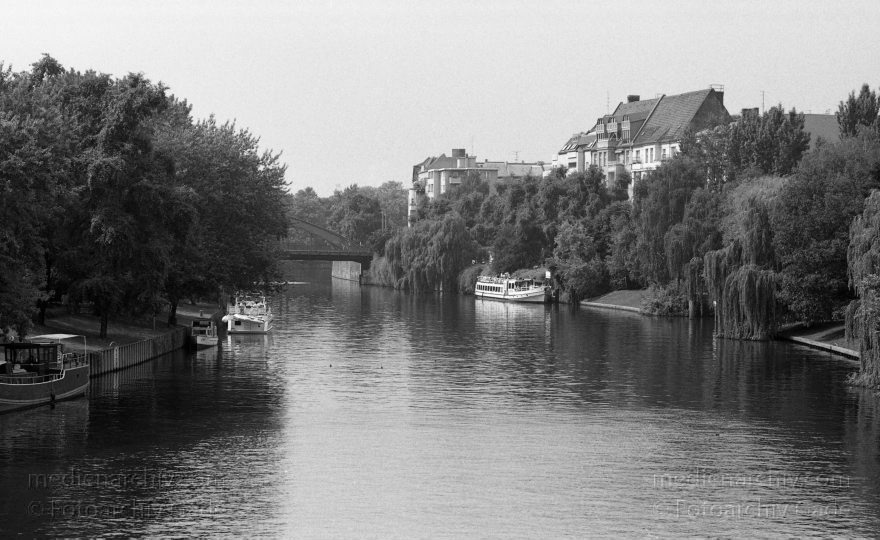 Berlin. Charlottenburg
19. 8. 1996. Berlin. Charlottenburg
Schlüsselwörter: Berlin;Charlottenburg;Deutschland;Fluss;Germany;1996;Spree