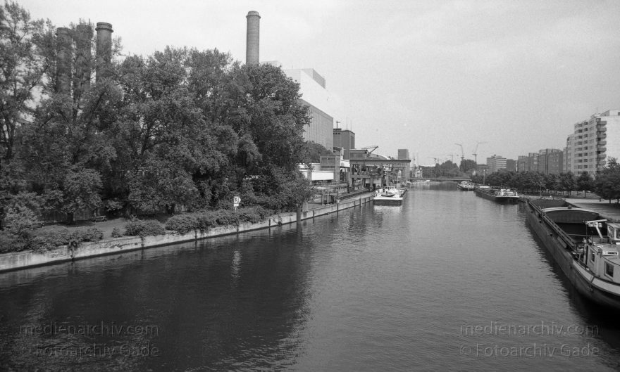 Berlin. Charlottenburg
19. 8. 1996. Berlin. Charlottenburg
Schlüsselwörter: Berlin;Charlottenburg;Deutschland;Fluss;Germany;1996;Spree
