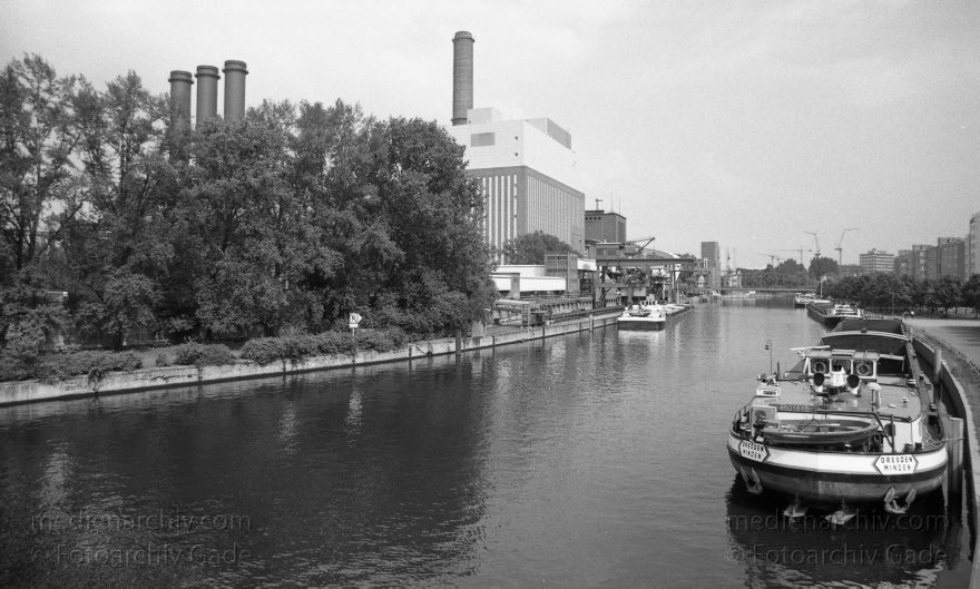 Berlin. Charlottenburg. Spree. Binnenschiffe
19. 8. 1996. Berlin. Charlottenburg. Fluss Spree. Binnenschiffe
Schlüsselwörter: Berlin;Binnenschiffe;Charlottenburg;Deutschland;Fluss;Germany;1996;Spree