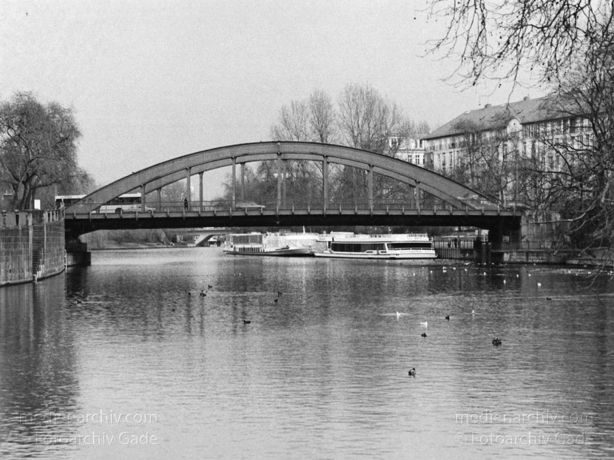 Schlossbrücke Charlottenburg
Schlossbrücke Charlottenburg
Schlüsselwörter: Berlin;Charlottenburg;Deutschland;Germany;Schloßbrücke;1997;Spree