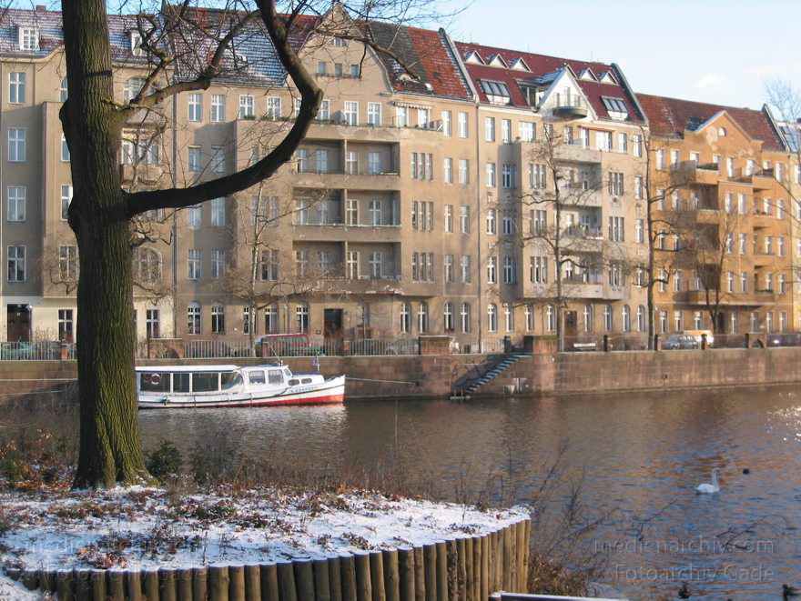Berlin. Charlottenburg. Schlosspark. Blick auf die Häuserzeile am Bonhöffer Ufer.
23. Dezember 2002. Berlin. Charlottenburg. Schlosspark. Blick auf die Häuserzeile am Bonhöffer Ufer.
Schlüsselwörter: Berlin;Bonhoefferufer;Charlottenburg;Deutschland;Germany;2002;Winter