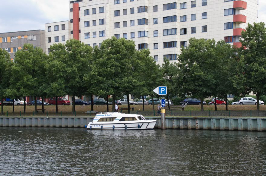 Berlin. Charlottenburg. Sportbootliegeplatz am Spree.
12. 6. 2011. Berlin. Charlottenburg. Sportbootliegeplatz am Fluss Spree.
Schlüsselwörter: Anlegestelle;Berlin;Charlottenburg;Deutschland;Fluss;Germany;Liegeplatz;Sportboote;2011;Spree
