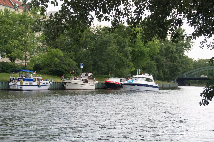 Berlin. Charlottenburg. Sportbootliegeplatz am Spree.
12. 6. 2011. Berlin. Charlottenburg. Sportbootliegeplatz am Fluss Spree.
Schlüsselwörter: Anlegestelle;Berlin;Charlottenburg;Deutschland;Fluss;Germany;Liegeplatz;Sportboote;2011;Spree