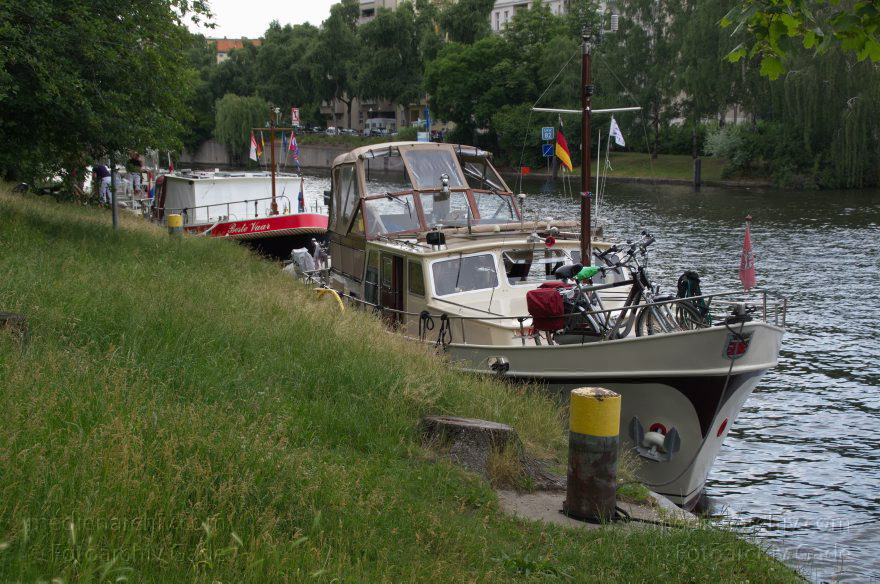 Berlin. Charlottenburg. Sportbootliegeplatz am Spree.
12. 6. 2011. Berlin. Charlottenburg. Sportbootliegeplatz am Fluss Spree.
Schlüsselwörter: Anlegestelle;Berlin;Charlottenburg;Deutschland;Fluss;Germany;Liegeplatz;Sportboote;2011;Spree