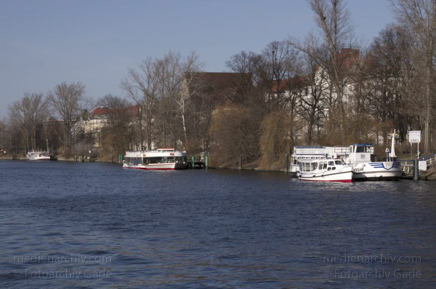 Berlin. Charlottenburg. Spree beim Schlosspark. Ausflugsdampfer. Fahrgastschiffe
4. 3. 2012. Berlin. Charlottenburg. Spree beim Schlosspark. Fluss. Ausflugsdampfer. Fahrgastschiffe
Schlüsselwörter: Ausflugsdampfer;Berlin;Charlottenburg;Deutschland;Fahrgastschiffe;Fluss;Germany;2012;Spree