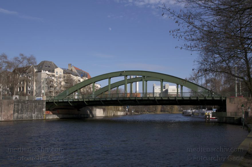 Berlin. Charlottenburg. Spree beim Schlosspark. Brücke. Schlossbrücke
4. 3. 2012. Berlin. Charlottenburg. Spree beim Schlosspark. Fluss. Brücke. Schlossbrücke
Schlüsselwörter: Berlin;Brücke;Charlottenburg;Deutschland;Fluss;Germany;Schlossbrücke;2012;Spree