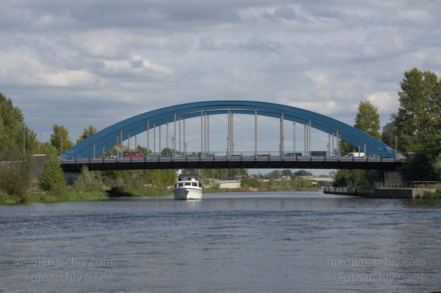 Berlin. Charlottenburg. Spree. Mörschbrücke über dem Westhafenkanal
25. 9. 2012. Berlin. Charlottenburg. Fluss Spree. Mörschbrücke über dem Westhafenkanal
Schlüsselwörter: Berlin;Charlottenburg;Deutschland;Fluss;Germany;Mörschbrücke;Spree;2012;Westhafenkanal
