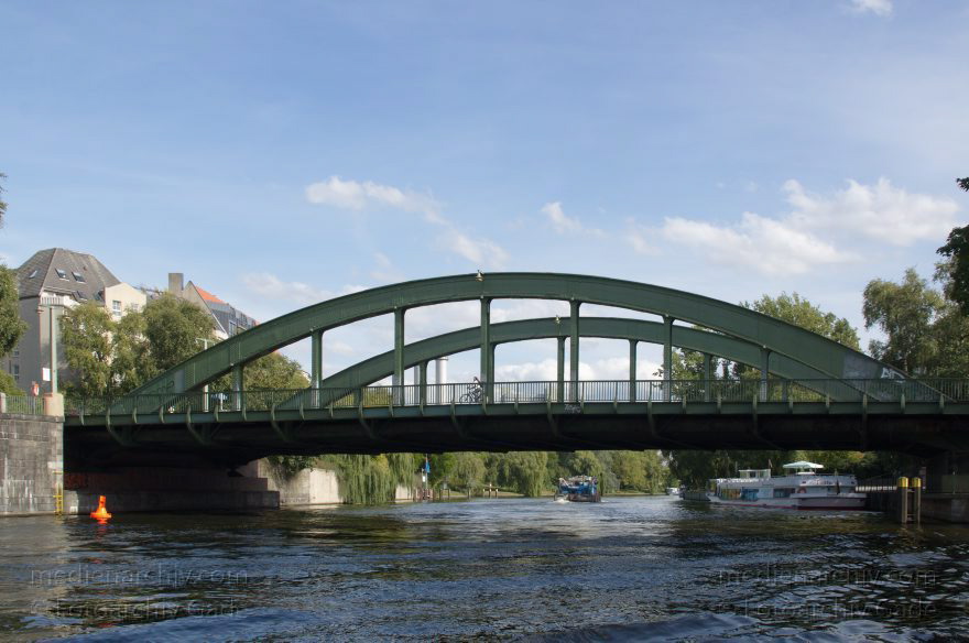 Berlin. Charlottenburg. Spree. Schlossbrücke
25. 9. 2012. Berlin. Charlottenburg. Fluss Spree. Schlossbrücke
Schlüsselwörter: Berlin;Charlottenburg;Deutschland;Fluss;Germany;Schloßbrücke;2012;Spree