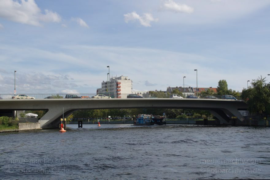 Berlin. Charlottenburg. Spree. Caprivibrücke
25. 9. 2012. Berlin. Charlottenburg. Fluss Spree. Caprivibrücke
Schlüsselwörter: Berlin;Caprivibrücke;Charlottenburg;Deutschland;Fluss;Germany;2012;Spree