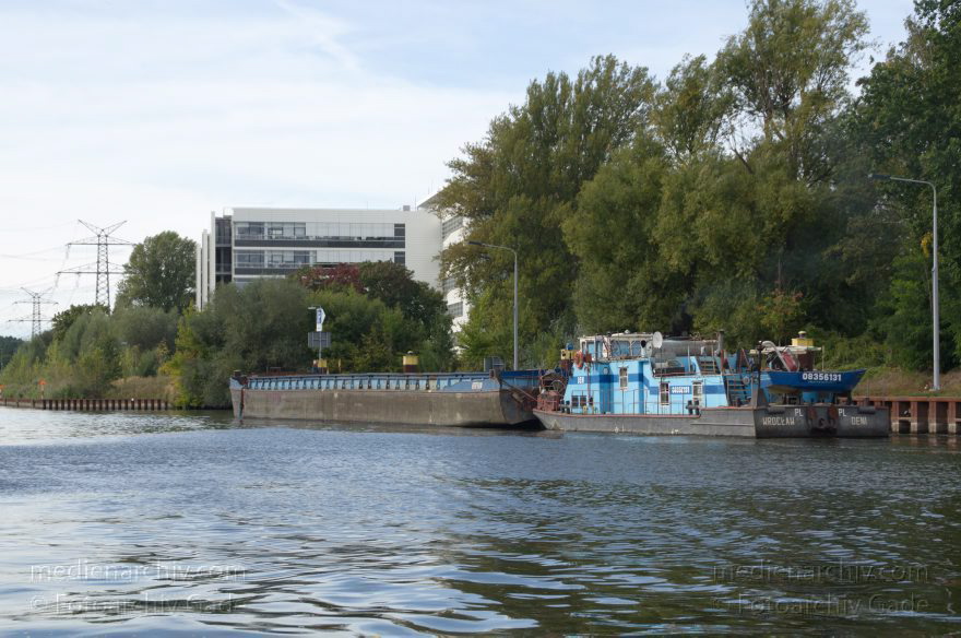 Berlin. Charlottenburg. Spree. Schubboot. Binnenschiff
25. 9. 2012. Berlin. Charlottenburg. Fluss Spree. Schubboot. Binnenschiff
Schlüsselwörter: Berlin;Binnenschiffe;Charlottenburg;Deutschland;Fluss;Germany;Schifffahrt;Schubboot;2012;Spree