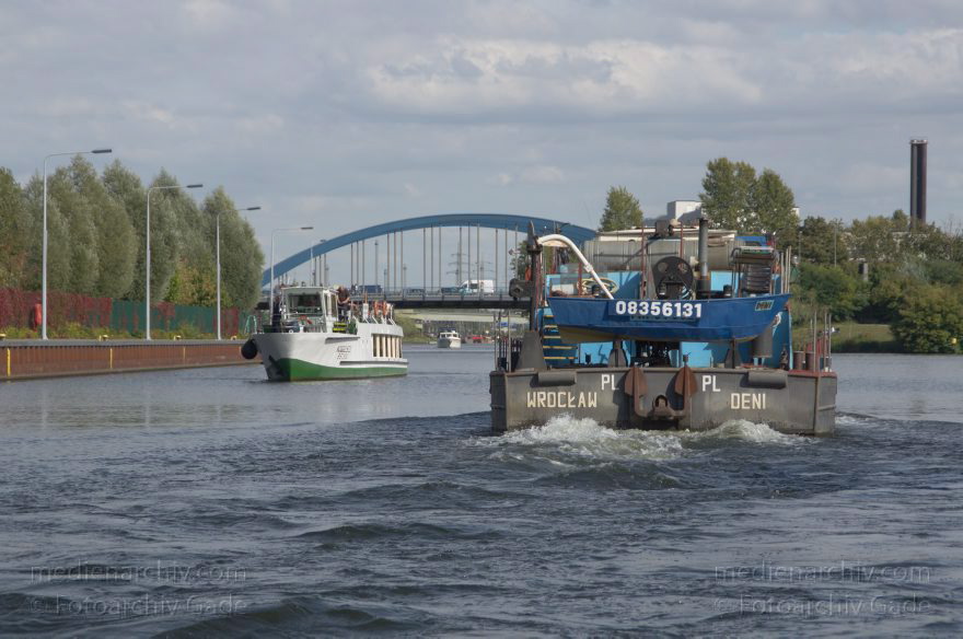 Berlin. Charlottenburg. Spree. Schubboot. Binnenschiff
25. 9. 2012. Berlin. Charlottenburg. Fluss Spree. Schubboot. Binnenschiff
Schlüsselwörter: Berlin;Binnenschiffe;Charlottenburg;Deutschland;Fluss;Germany;Schifffahrt;Schubboot;2012;Spree
