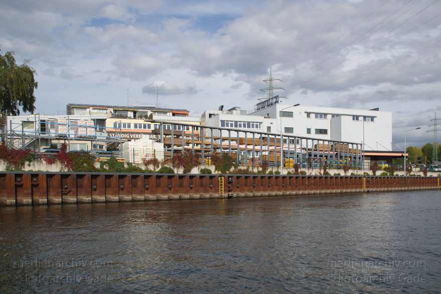 Berlin. Charlottenburg. Spree. Gewerbe. Industrie
25. 9. 2012. Berlin. Charlottenburg. Fluss Spree. Gewerbe. Industrie
Schlüsselwörter: Berlin;Charlottenburg;Deutschland;Fluss;Germany;Gewerbe;Industrie;2012;Spree