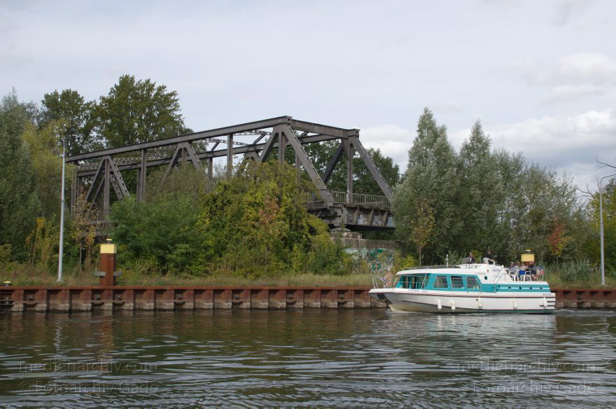 Berlin. Charlottenburg. Spree. Alter Brückenteil. Charterboote. Motorboote
25. 9. 2012. Berlin. Charlottenburg. Fluss Spree. Alter Brückenteil. Charterboote. Motorboote
Schlüsselwörter: Berlin;Boote;Brücke;Charlottenburg;Deutschland;Fluss;Germany;Schifffahrt;2012;Spree