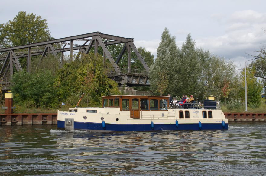 Berlin. Charlottenburg. Spree. Alter Brückenteil. Charterboote. Motorboote
25. 9. 2012. Berlin. Charlottenburg. Fluss Spree. Alter Brückenteil. Charterboote. Motorboote
Schlüsselwörter: Berlin;Boote;Brücke;Charlottenburg;Deutschland;Fluss;Germany;Schifffahrt;2012;Spree