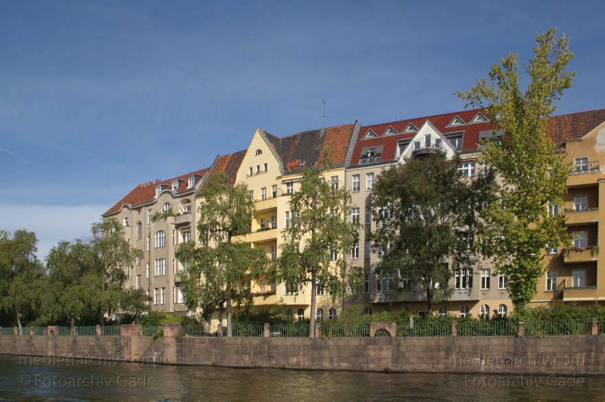 Berlin. Charlottenburg. Spree. Bonhoeffer Ufer
25. 9. 2012. Berlin. Charlottenburg. Fluss Spree. Bonhoeffer Ufer
Schlüsselwörter: Berlin;Bonhoefferufer;Charlottenburg;Deutschland;Fluss;Germany;2012;Spree