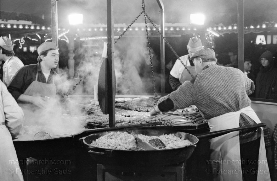 Berlin. Charlottenburg. Weihnachtsmarkt am Breitscheidplatz.
1987. Berlin. Charlottenburg. Weihnachtsmarkt am Breitscheidplatz.
Schlüsselwörter: Berlin;Breitscheidplatz;Charlottenburg;Deutschland;Germany;1987;Weihnachtsmarkt