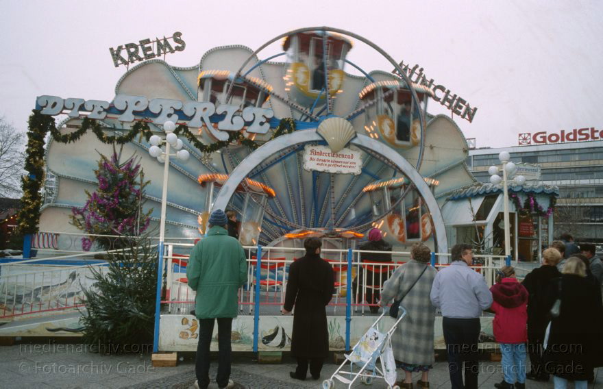 Berlin. Charlottenburg. Weihnachtsmarkt auf dem Breitscheidplatz
Dezember 1991. Berlin. Charlottenburg. Weihnachtsmarkt auf dem Breitscheidplatz.
Schlüsselwörter: Berlin;Breitscheidplatz;Charlottenburg;Deutschland;Germany;1991;Weihnachtsmarkt