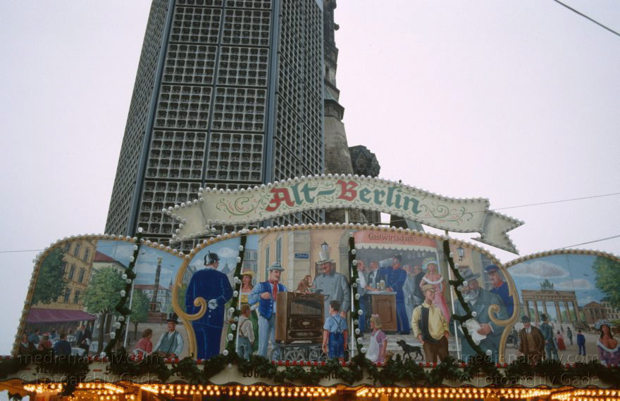 Berlin. Charlottenburg. Weihnachtsmarkt auf dem Breitscheidplatz
Dezember 1991. Berlin. Charlottenburg. Weihnachtsmarkt auf dem Breitscheidplatz.
Schlüsselwörter: Berlin;Breitscheidplatz;Charlottenburg;Deutschland;Germany;1991;Weihnachtsmarkt