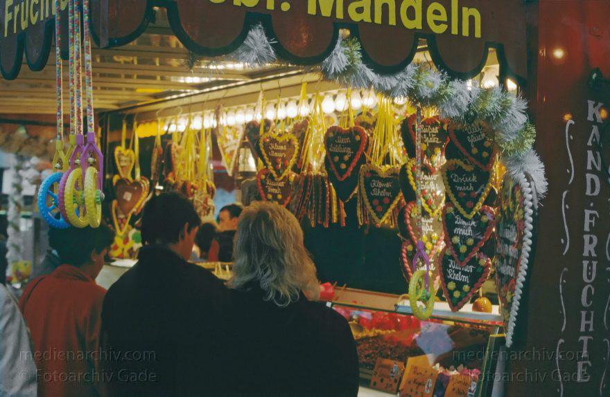 Berlin. Charlottenburg. Weihnachtsmarkt auf dem Breitscheidplatz
Dezember 1991. Berlin. Charlottenburg. Weihnachtsmarkt auf dem Breitscheidplatz.
Schlüsselwörter: Berlin;Breitscheidplatz;Charlottenburg;Deutschland;Germany;1991;Weihnachtsmarkt