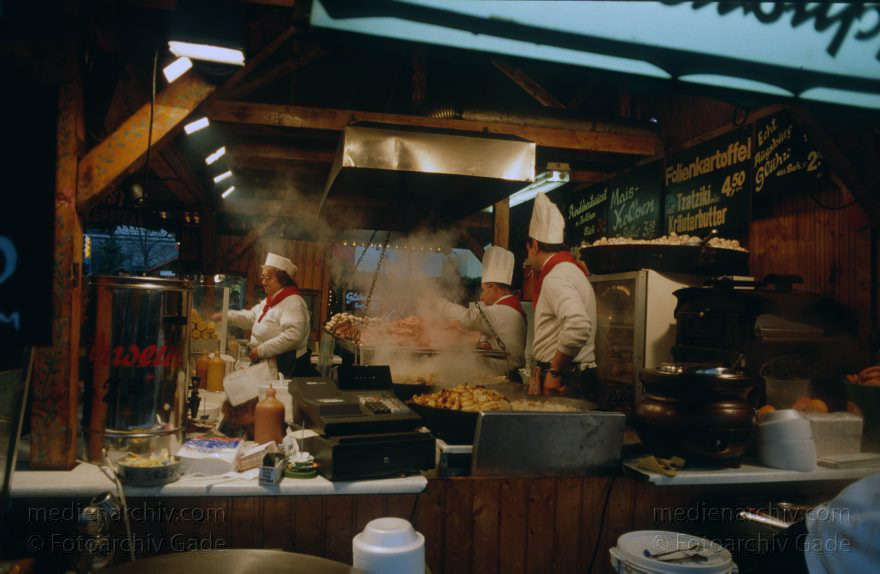 Berlin. Charlottenburg. Weihnachtsmarkt auf dem Breitscheidplatz
Dezember 1991. Berlin. Charlottenburg. Weihnachtsmarkt auf dem Breitscheidplatz.
Schlüsselwörter: Berlin;Breitscheidplatz;Charlottenburg;Deutschland;Germany;1991;Weihnachtsmarkt