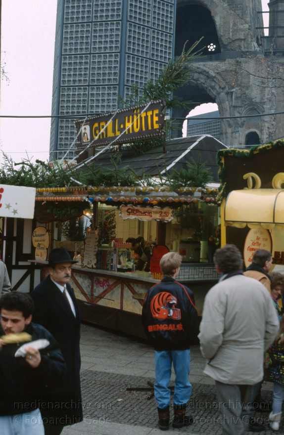 Berlin. Charlottenburg. Weihnachtsmarkt auf dem Breitscheidplatz
Dezember 1991. Berlin. Charlottenburg. Weihnachtsmarkt auf dem Breitscheidplatz.
Schlüsselwörter: Berlin;Breitscheidplatz;Charlottenburg;Deutschland;Germany;1991;Weihnachtsmarkt