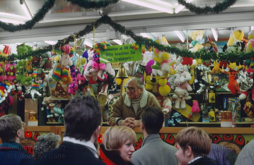 Berlin. Charlottenburg. Weihnachtsmarkt auf dem Breitscheidplatz
Dezember 1991. Berlin. Charlottenburg. Weihnachtsmarkt auf dem Breitscheidplatz.
Schlüsselwörter: Berlin;Breitscheidplatz;Charlottenburg;Deutschland;Germany;1991;Weihnachtsmarkt