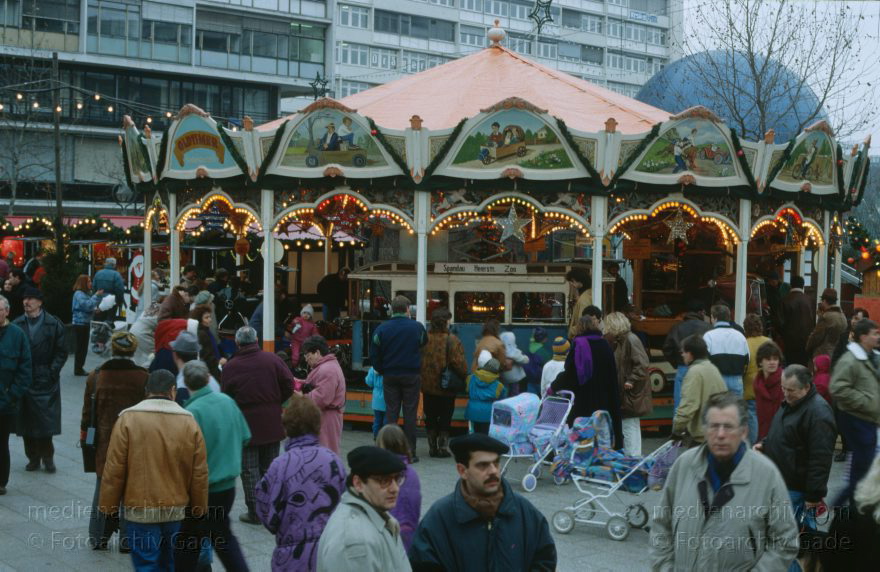 Berlin. Charlottenburg. Weihnachtsmarkt auf dem Breitscheidplatz
Dezember 1991. Berlin. Charlottenburg. Weihnachtsmarkt auf dem Breitscheidplatz.
Schlüsselwörter: Berlin;Breitscheidplatz;Charlottenburg;Deutschland;Germany;1991;Weihnachtsmarkt