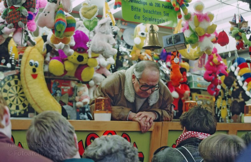Berlin. Charlottenburg. Weihnachtsmarkt auf dem Breitscheidplatz
Dezember 1991. Berlin. Charlottenburg. Weihnachtsmarkt auf dem Breitscheidplatz.
Schlüsselwörter: Berlin;Breitscheidplatz;Charlottenburg;Deutschland;Germany;1991;Weihnachtsmarkt