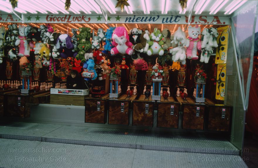 Berlin. Charlottenburg. Weihnachtsmarkt auf dem Breitscheidplatz
Dezember 1991. Berlin. Charlottenburg. Weihnachtsmarkt auf dem Breitscheidplatz.
Schlüsselwörter: Berlin;Breitscheidplatz;Charlottenburg;Deutschland;Germany;1991;Weihnachtsmarkt