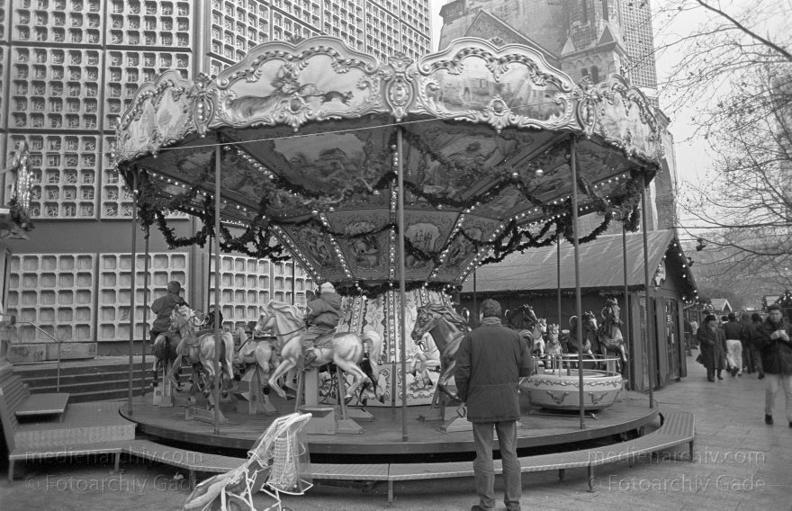 Berlin. Charlottenburg. Breitscheidplatz. Weihnachtsmarkt.
25. Dezember 1992. Berlin. Charlottenburg. Breitscheidplatz. Weihnachtsmarkt.
Schlüsselwörter: Berlin;Charlottenburg;Deutschland;Germany;Rummel;1992;Weihnachtsmarkt