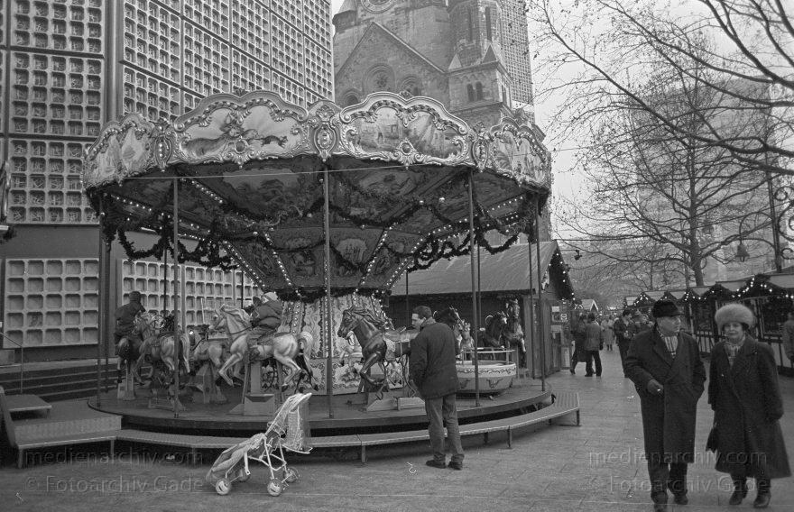 Berlin. Charlottenburg. Breitscheidplatz. Weihnachtsmarkt.
25. Dezember 1992. Berlin. Charlottenburg. Breitscheidplatz. Weihnachtsmarkt.
Schlüsselwörter: Berlin;Charlottenburg;Deutschland;Germany;Rummel;1992;Weihnachtsmarkt