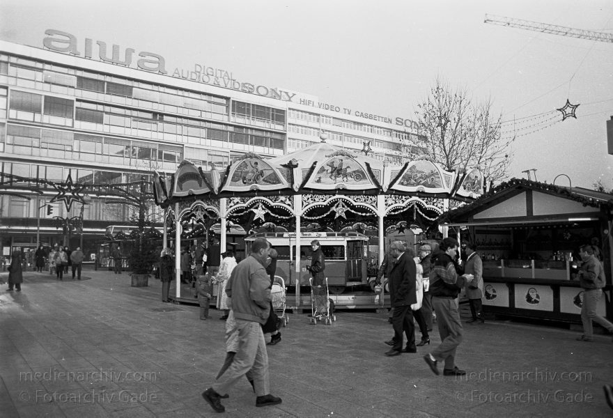 Berlin. Charlottenburg. Breitscheidplatz. Weihnachtsmarkt.
25. Dezember 1992. Berlin. Charlottenburg. Breitscheidplatz. Weihnachtsmarkt.
Schlüsselwörter: Berlin;Charlottenburg;Deutschland;Germany;Rummel;1992;Weihnachtsmarkt